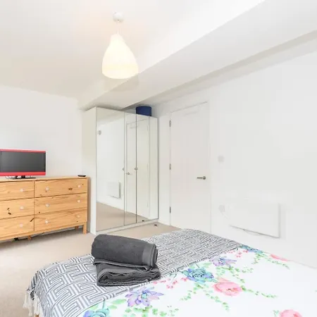1 Bed-sleeps 4-private Parking-pets-gym Apartment Leeds (West Yorkshire)