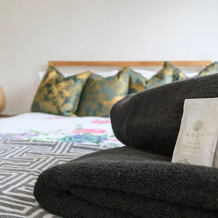 1 Bed-sleeps 4-private Parking-pets-gym