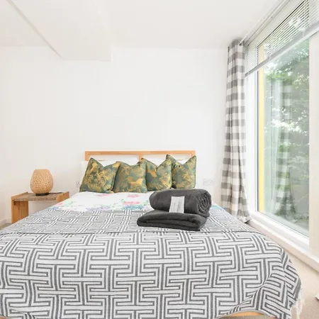 1 Bed-sleeps 4-private Parking-pets-gym Apartment *
