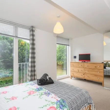 Apartment 1 Bed-sleeps 4-private Parking-pets-gym Leeds (West Yorkshire)